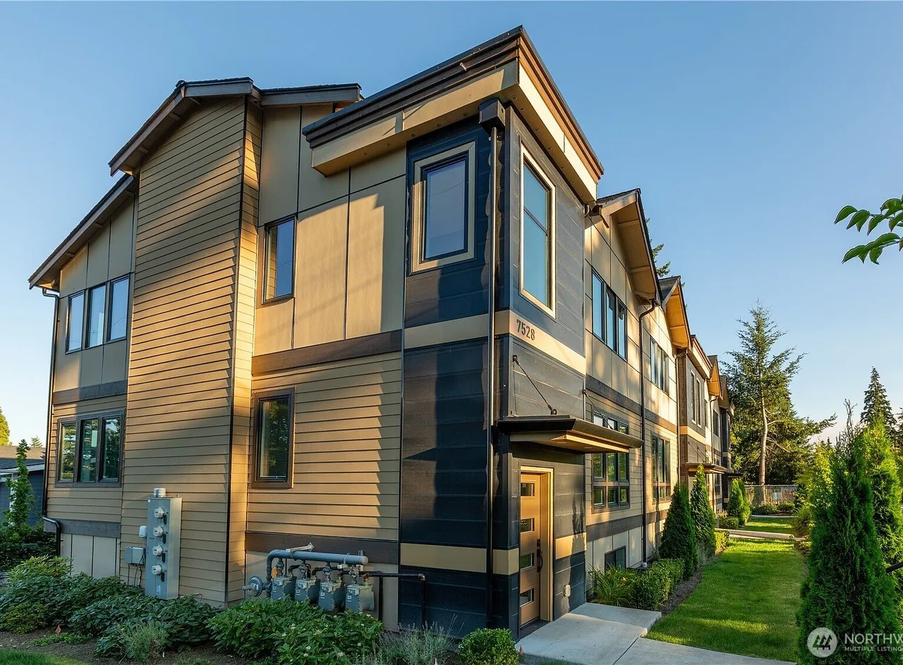 7528 215th Street SW #103, Edmonds, WA 98026